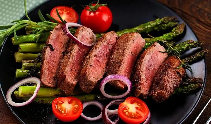 Perfekcyjny stek medium rare – krok po kroku do mistrzowskiego dania