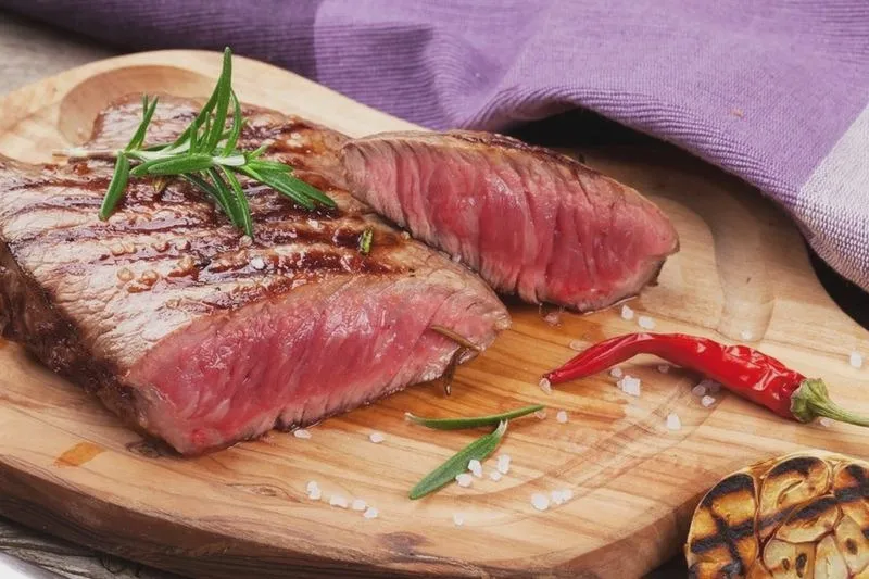Sekrety perfekcyjnego smażenia steku medium – odkryj niezawodne techniki