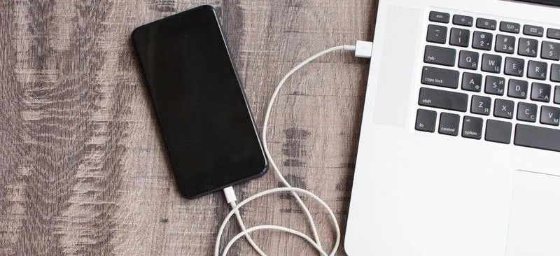 Skuteczne sposoby na podłączenie telefonu do laptopa – metody i porady na trudne chwile
