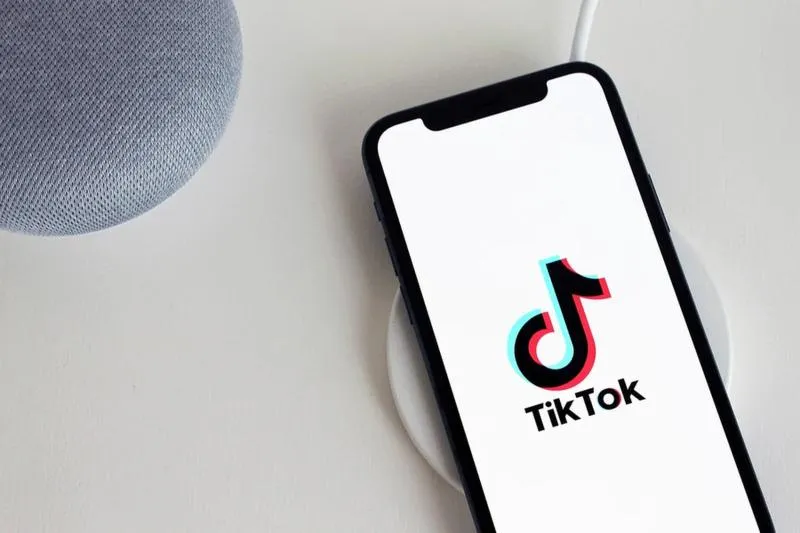 TikTok i przewijanie filmów